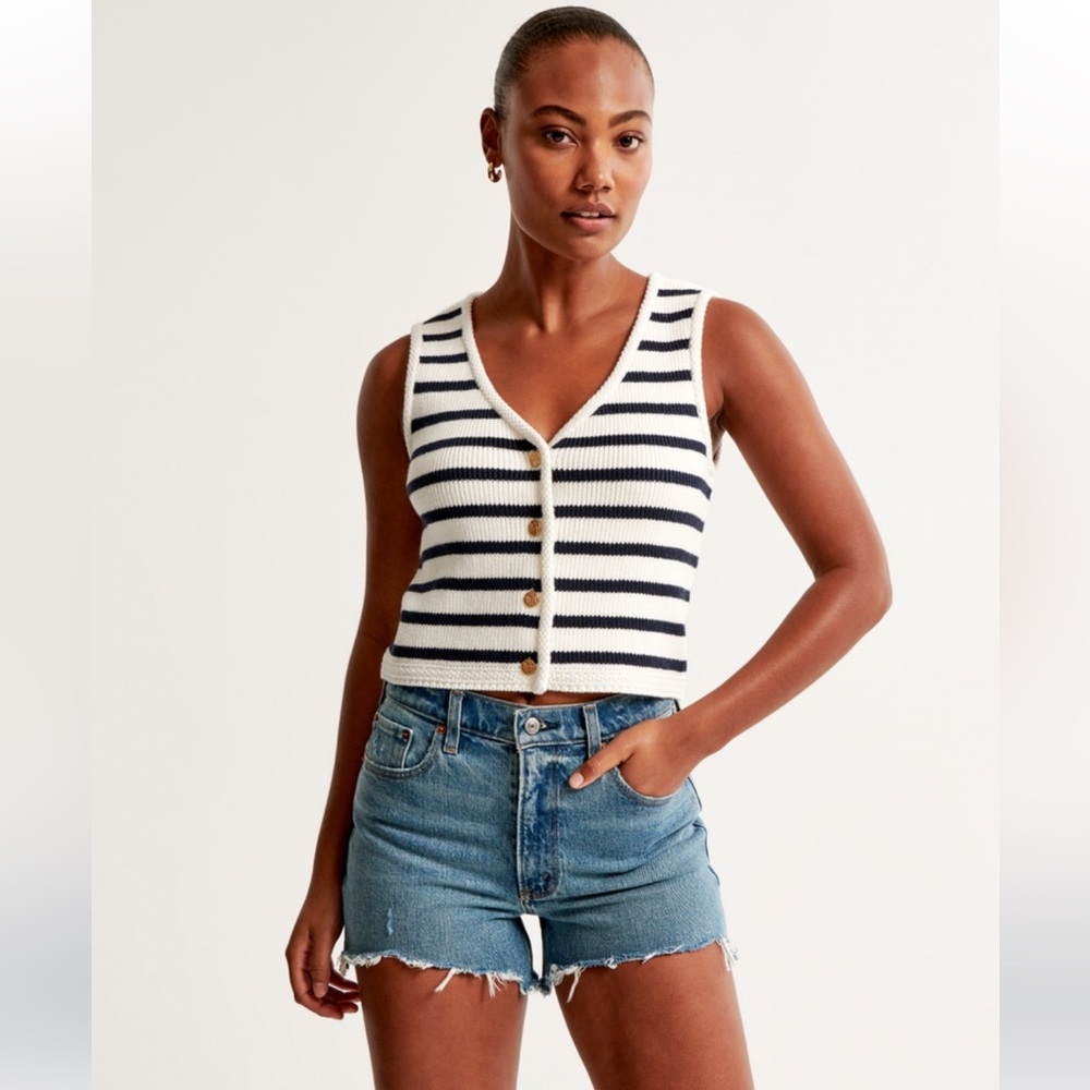 Abercrombie High Rise 4” Mom Short